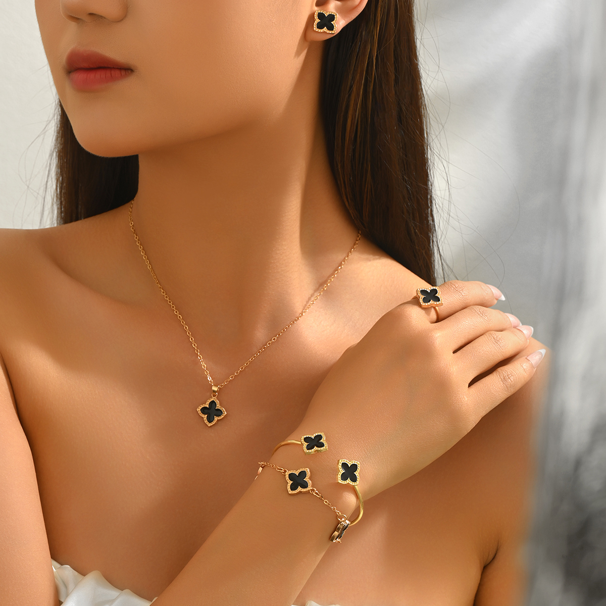 Luxury Black/White Enamel Flow - Women Formal Wear Black And White avaliação e preço