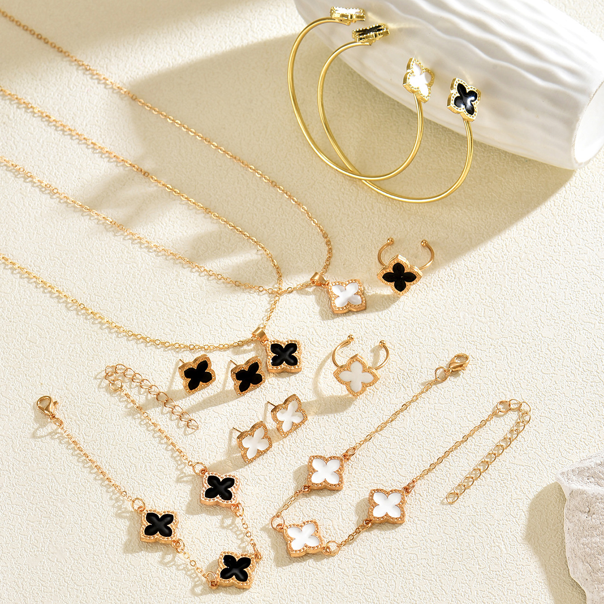 Luxury Black/White Enamel Flow - Women Formal Wear Black And White avaliação e preço
