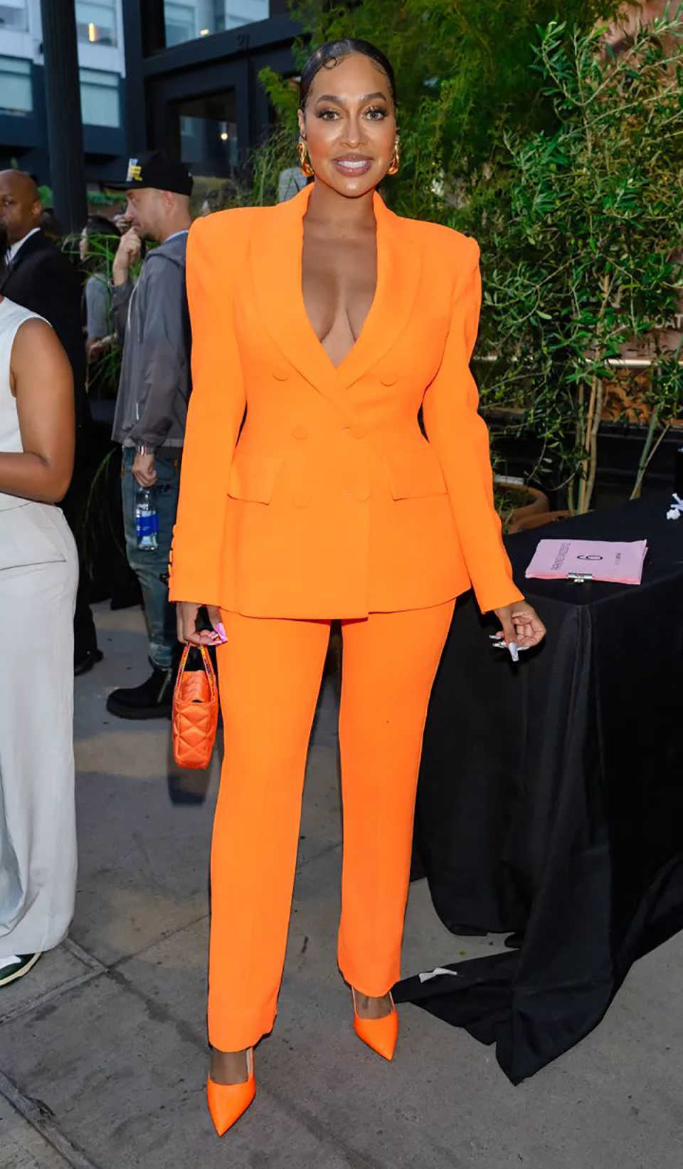 Customized Orange Spring Women - Women Formal Wear Designers avaliação e preço